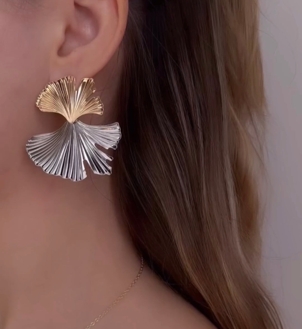 LEAF DESIGN EARRINGS