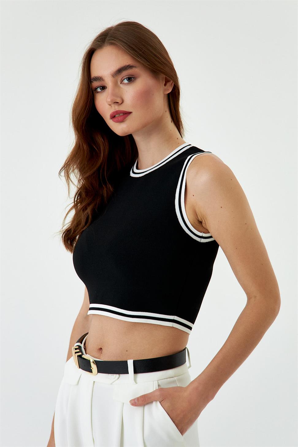 Last piece sale. CREW NECK KNITWEAR CROP TOP